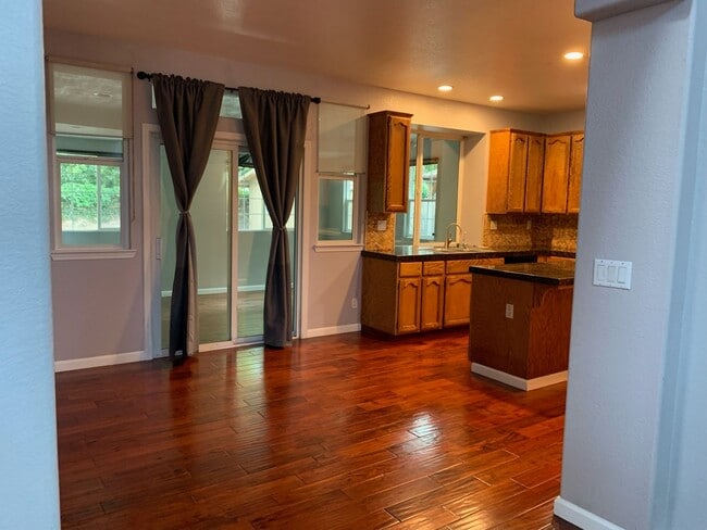 Building Photo - Beautiful 2 Story: 3 Bedrooms 2.5 Bath w/ ...