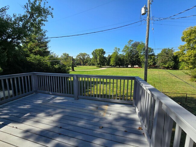 Foto del edificio - Charming Elevated 1-Bedroom Home Near River Road with Den