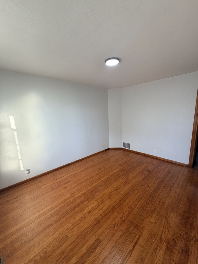 Building Photo - 814 W Highland Ave