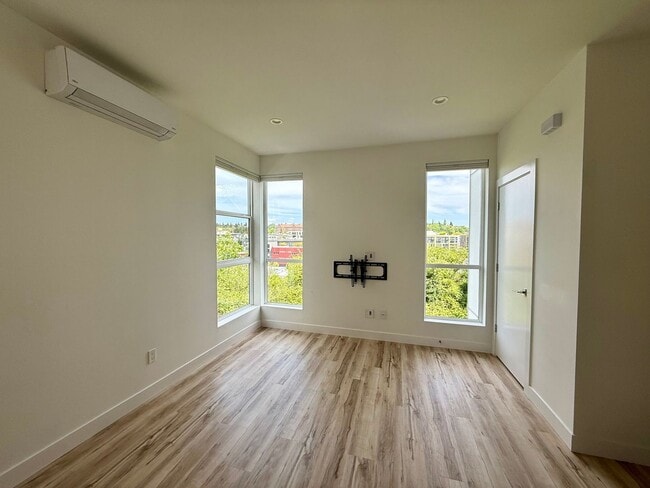 Building Photo - Beacon Hill Townhome