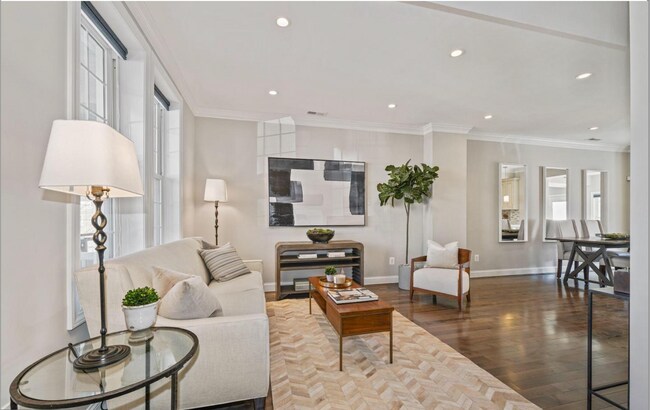 Foto del edificio - 4 bed 3.5 bath. Parking! Pets Welcome!