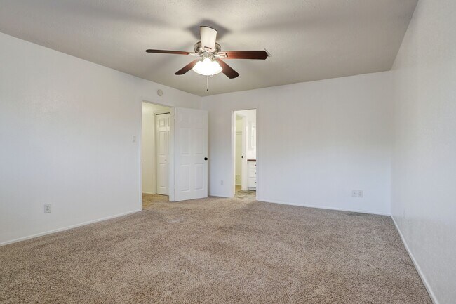 Foto del edificio - 121 Misty Brook Ln