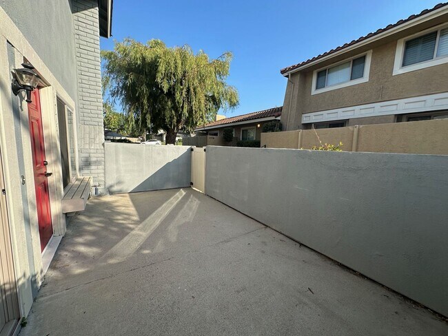 Building Photo - Stunning 2+2.5 Las Flores Townhome