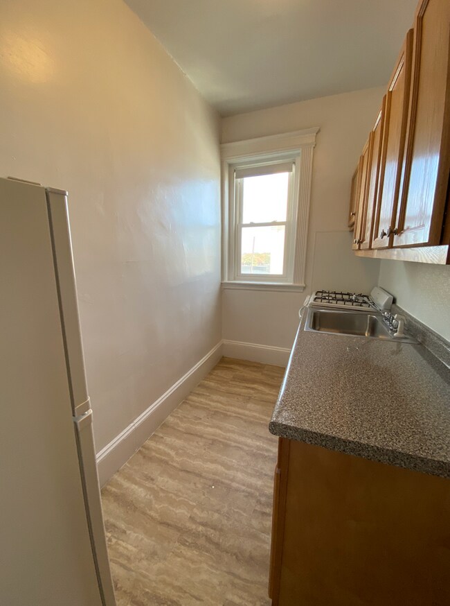 Foto del edificio - 9/1 No Fee! Split style 2BR on Comm Ave, Green Line