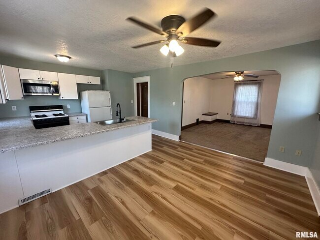 Foto del edificio - 221 E Dover Ct