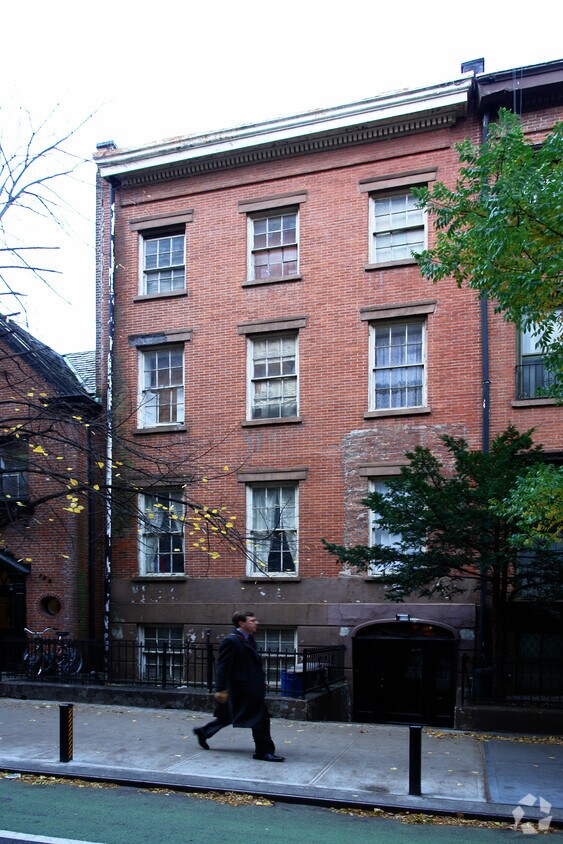 Building Photo - 152 Henry St
