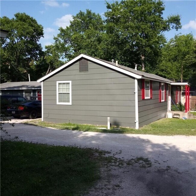 Foto del edificio - 608 1/2 Genard Unit B - 3 bed 2 bath one story with back yard.