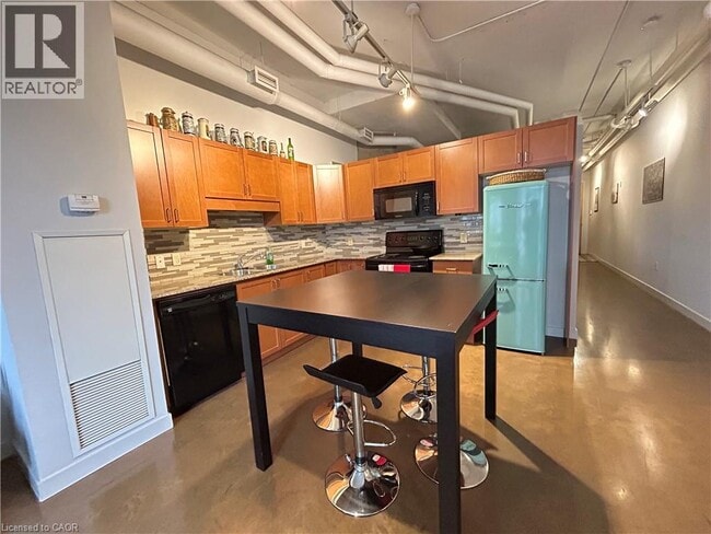 Building Photo - 66 Bay St S