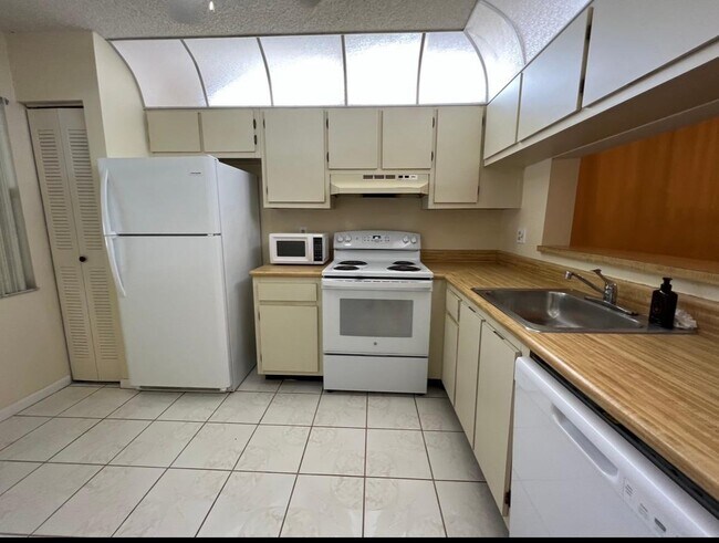 Building Photo - 1272 S Military Trail