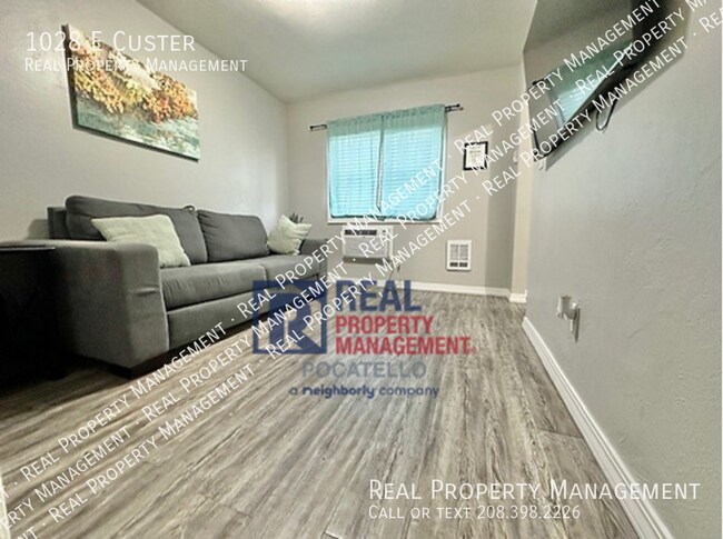 Building Photo - 1028 E Custer-