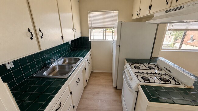 Building Photo - 1433 W 84th Pl