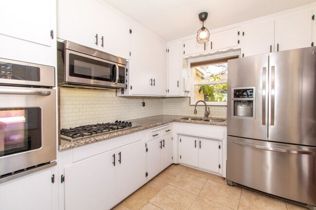 Building Photo - Well Maintained & Bright Detached 2 bed / 1 bath Home In Quiet Neighborhood of North Park - Peak ...