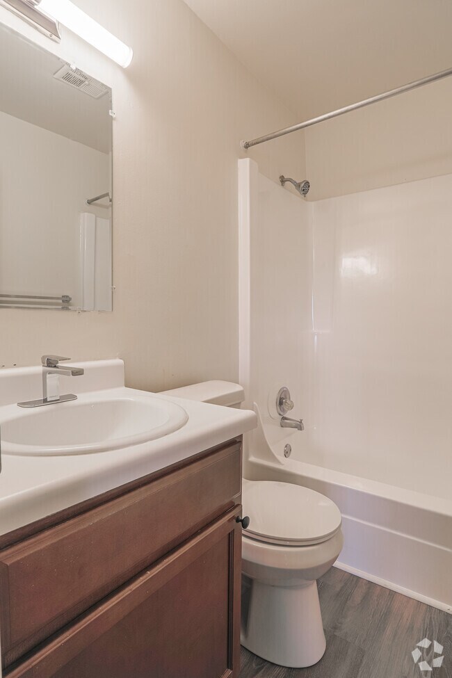 2 HAB, 1 BA - Baño - Breton Court