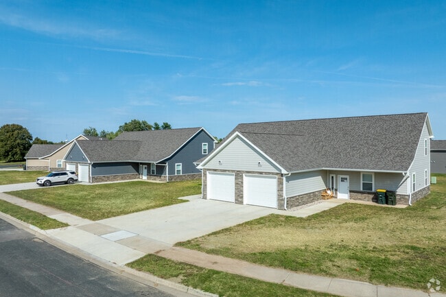 Building Photo - Villas at Fox Pointe