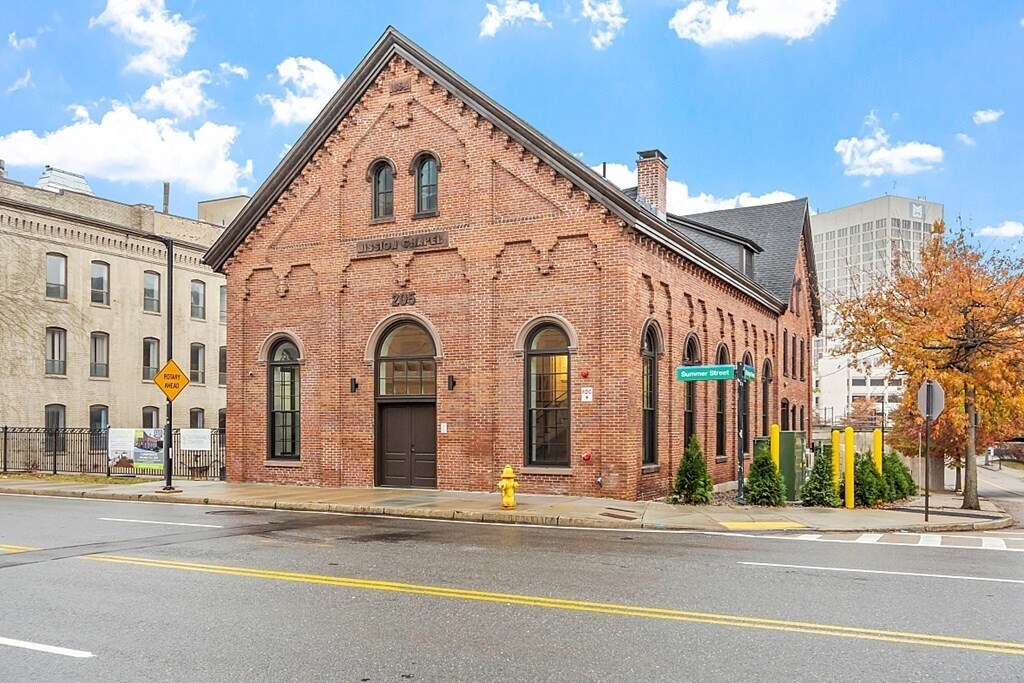 Primary Photo - 205 Summer St