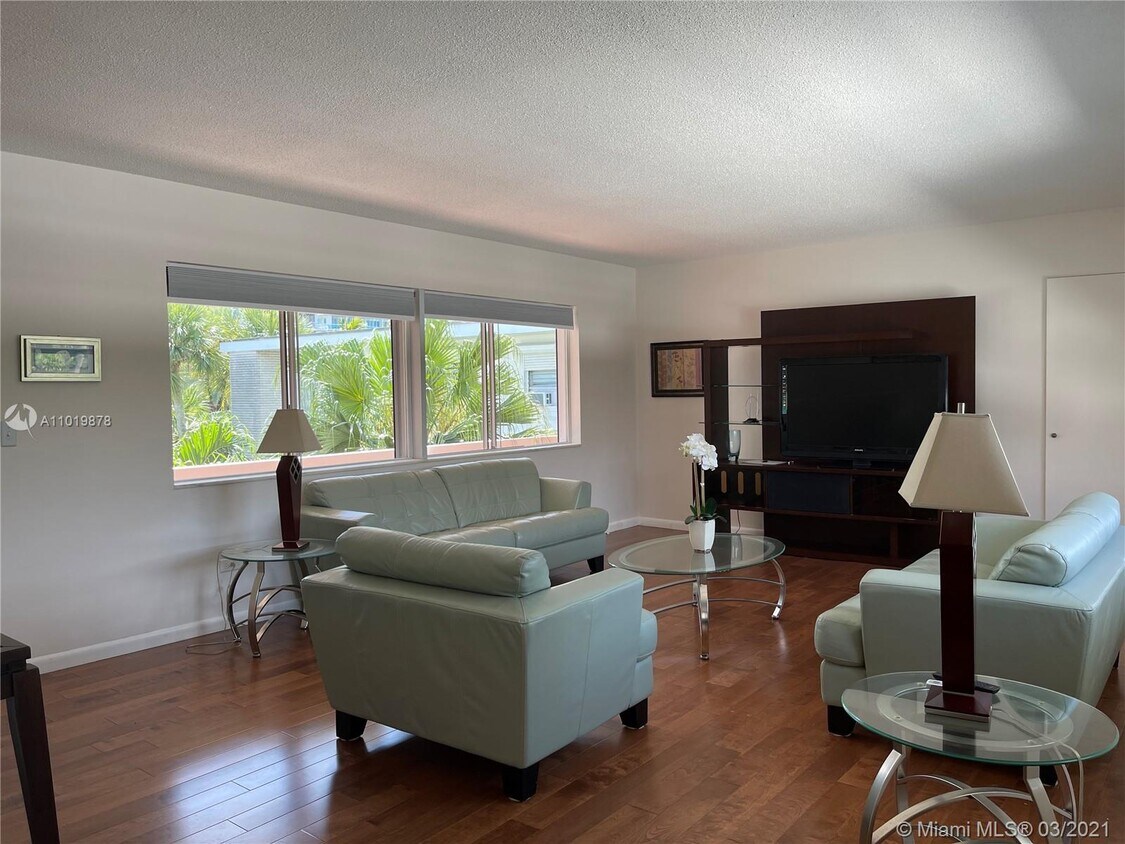 Foto principal - 10170 Collins Ave