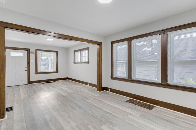 Building Photo - 737 S 30th St