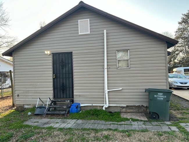 Building Photo - 1112 S Lilly St