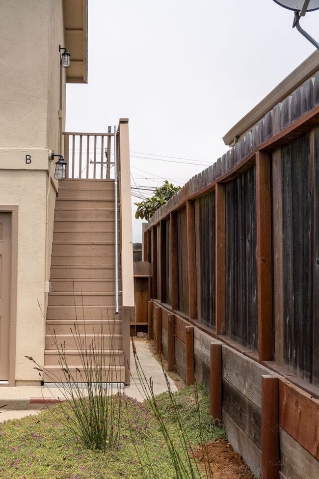 Building Photo - Newly Remodeled 2 bedroom 1 bathroom Seaside Apartment!