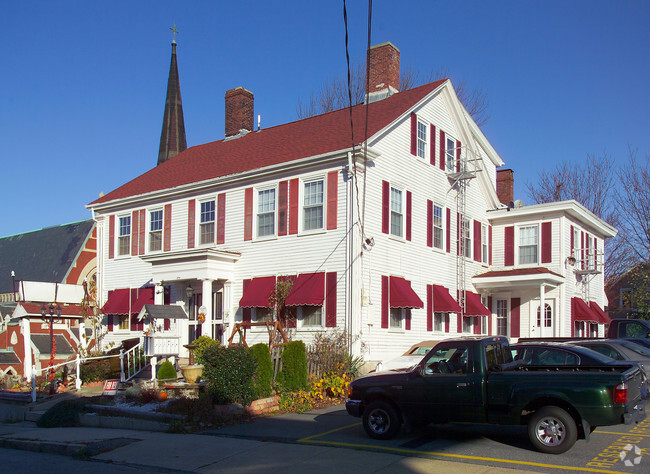 Building Photo - 270 Bank St