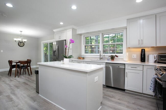 Building Photo - Renovated 3 bed, 2.5 bath in Chapel Hill w...