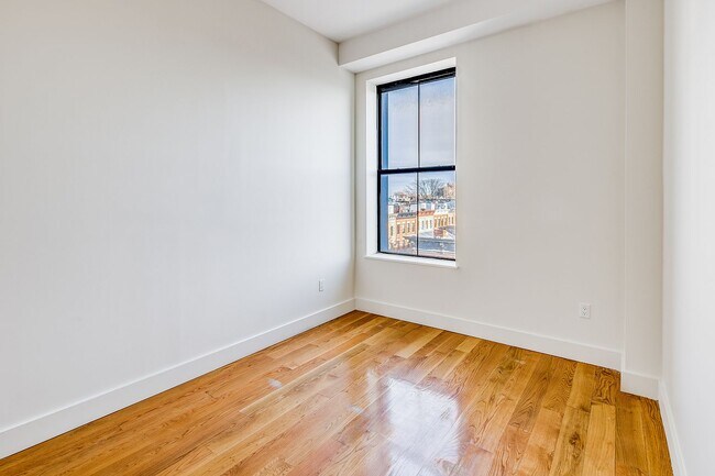 Foto del edificio - 16-80-80 Madison St