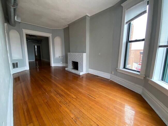 Building Photo - 2850 N Clark St