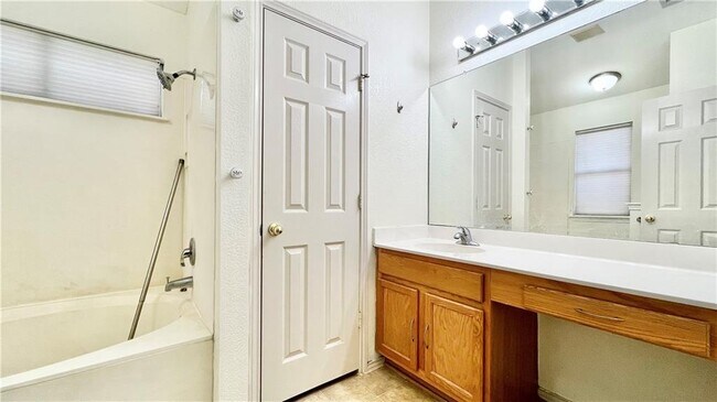 Foto del edificio - 3553 Rock Shelf Ln