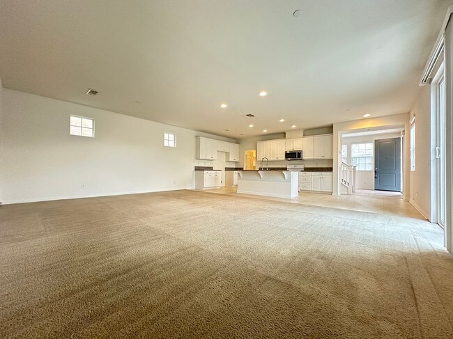 Building Photo - 5 BEDROOM HOME FOR LEASING IN EASTVALE