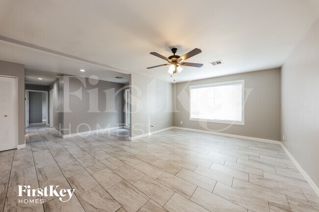 Building Photo - 4628 W Vogel Ave