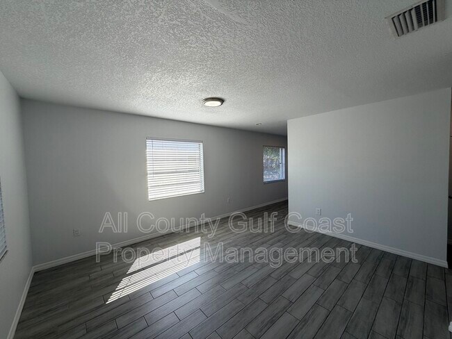 Foto del edificio - 4912 23rd St W