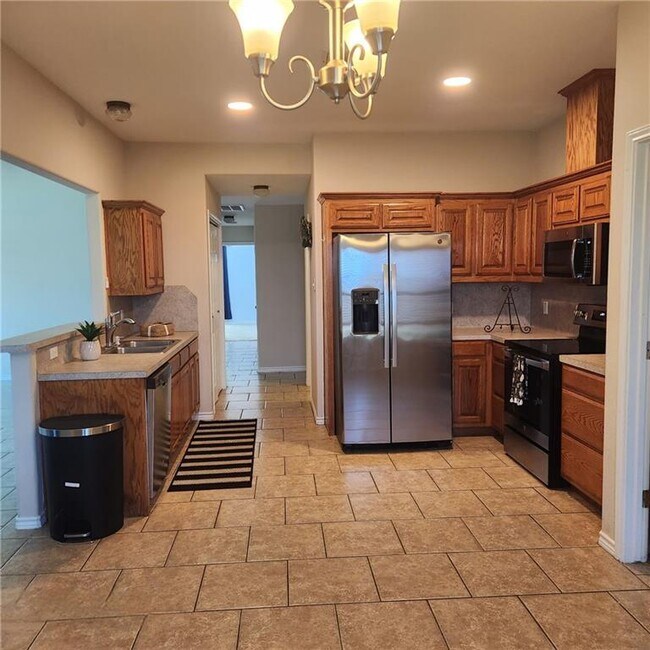 Building Photo - 2012 Cottonwood Dr