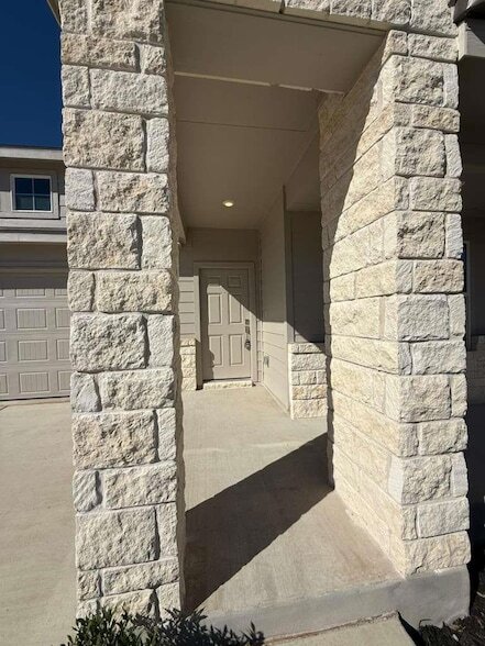 Building Photo - 569 Sormonne Lp