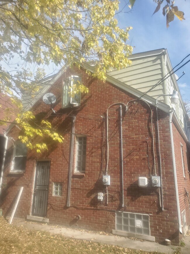 Building Photo - 8903 Pinehurst St