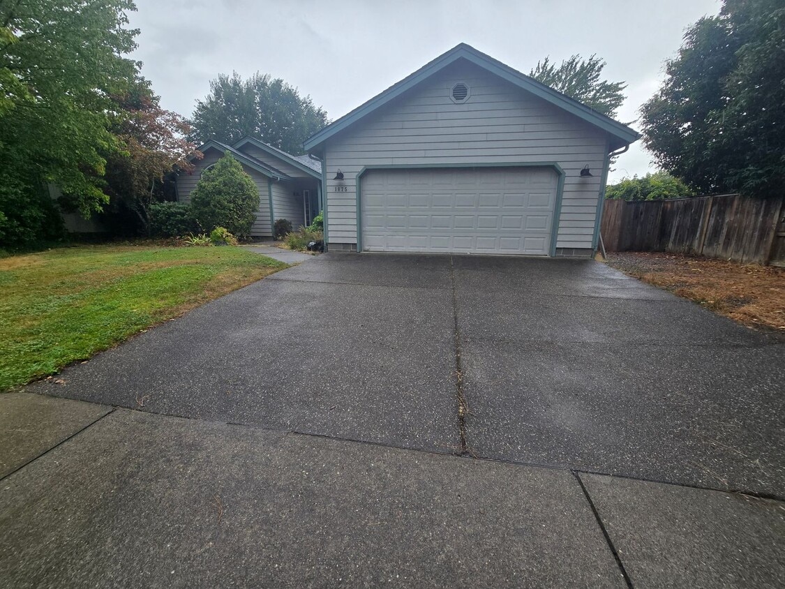 Primary Photo - 3 bed 2 bath Home for Rent in Grants Pass