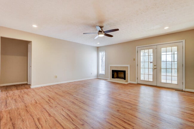 Photo - Knoxville 37919 - 3 bedroom, 2 bath home with a bright sunroom - Contact Ray Gaudet RAYGAUDET@OUT...