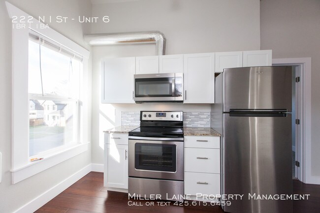 Building Photo - 1 Bedroom in Historic Building, North Tacoma!