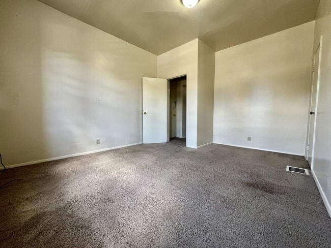 Building Photo - Unmatched Two Bedroom at a Fantastic Price...