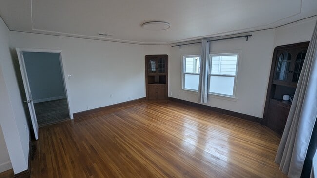 Building Photo - 552 45 St