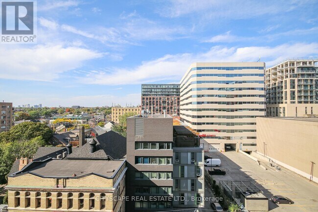 Building Photo - 525 Adelaide St W