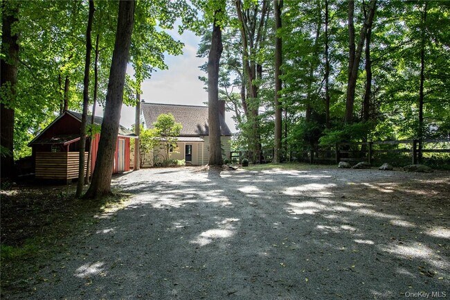 Building Photo - 332 Quaker Hill Rd