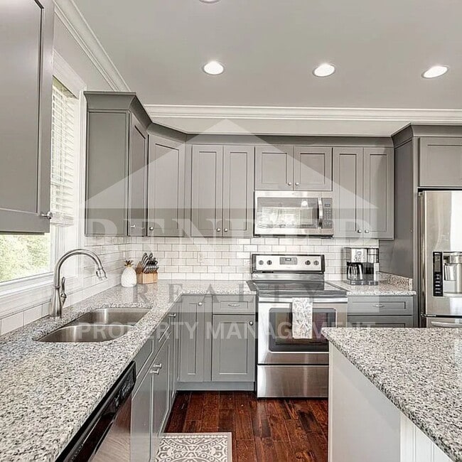 Building Photo - Beautiful Like New Home in Ooltewah