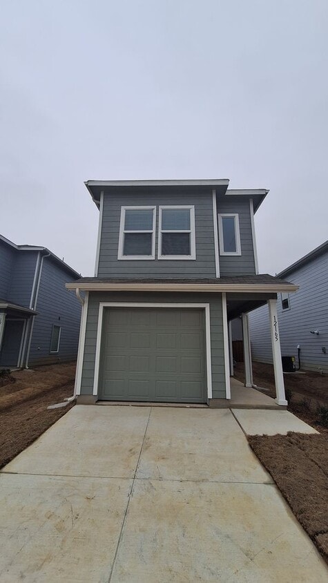 Foto principal - A spacious 2025 NEWLY BUILT 3 bedroom 2.5 ...