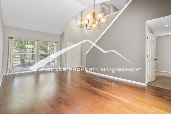 Building Photo - Beautiful And Spacious Home With Fenced Ba...