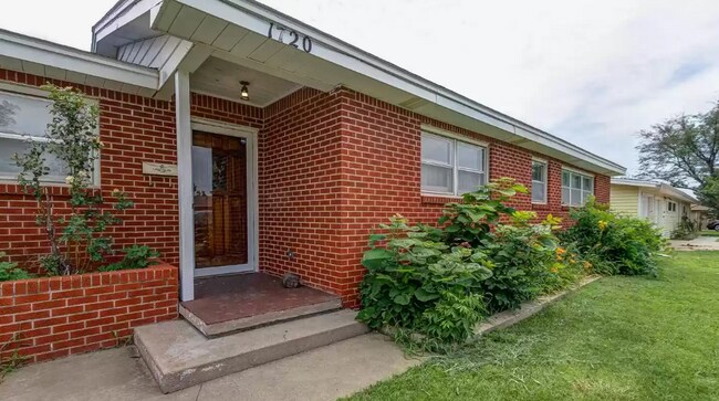 Building Photo - 1720 Dogwood Ln