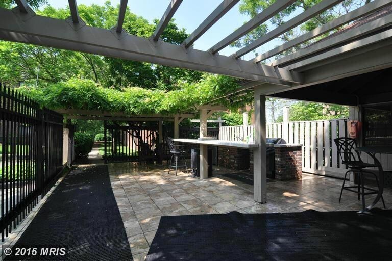 Primary Photo - 302 Hilltop Lane