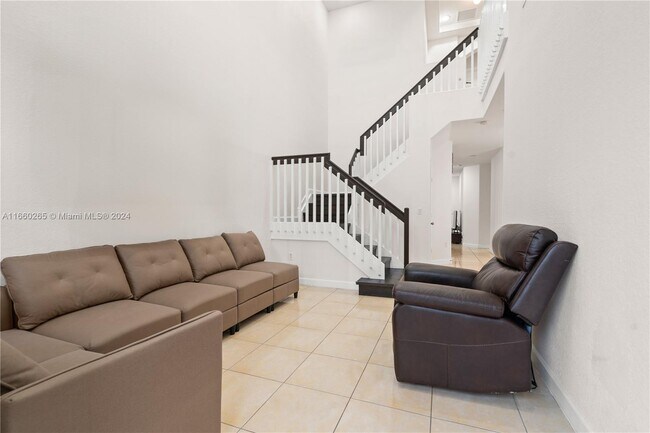 Building Photo - 1010 NW 102 Ct