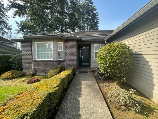 Foto del edificio - Clackamas Ranch 3 bedroom 2 bathroom - W/D and A/C and a 3 Car Garage!
