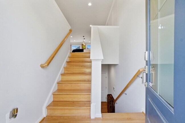 Foto del edificio - SPACIOUS, UPSCALE 3 BEDROOM 3.5 BATH TOWNHOME IS AVAILBLE IN CLARKSBURG!