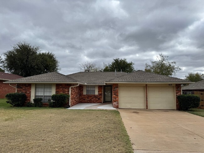 Building Photo - Newly available in Central Edmond